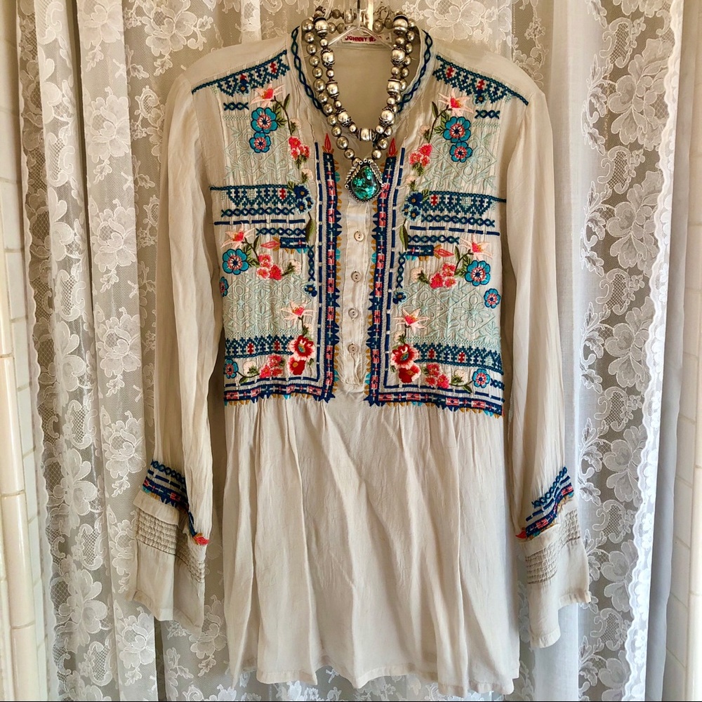 JOHNNY WAS * Light Gray Embroidered Floral Top